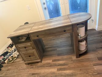 Adjustable standing desk