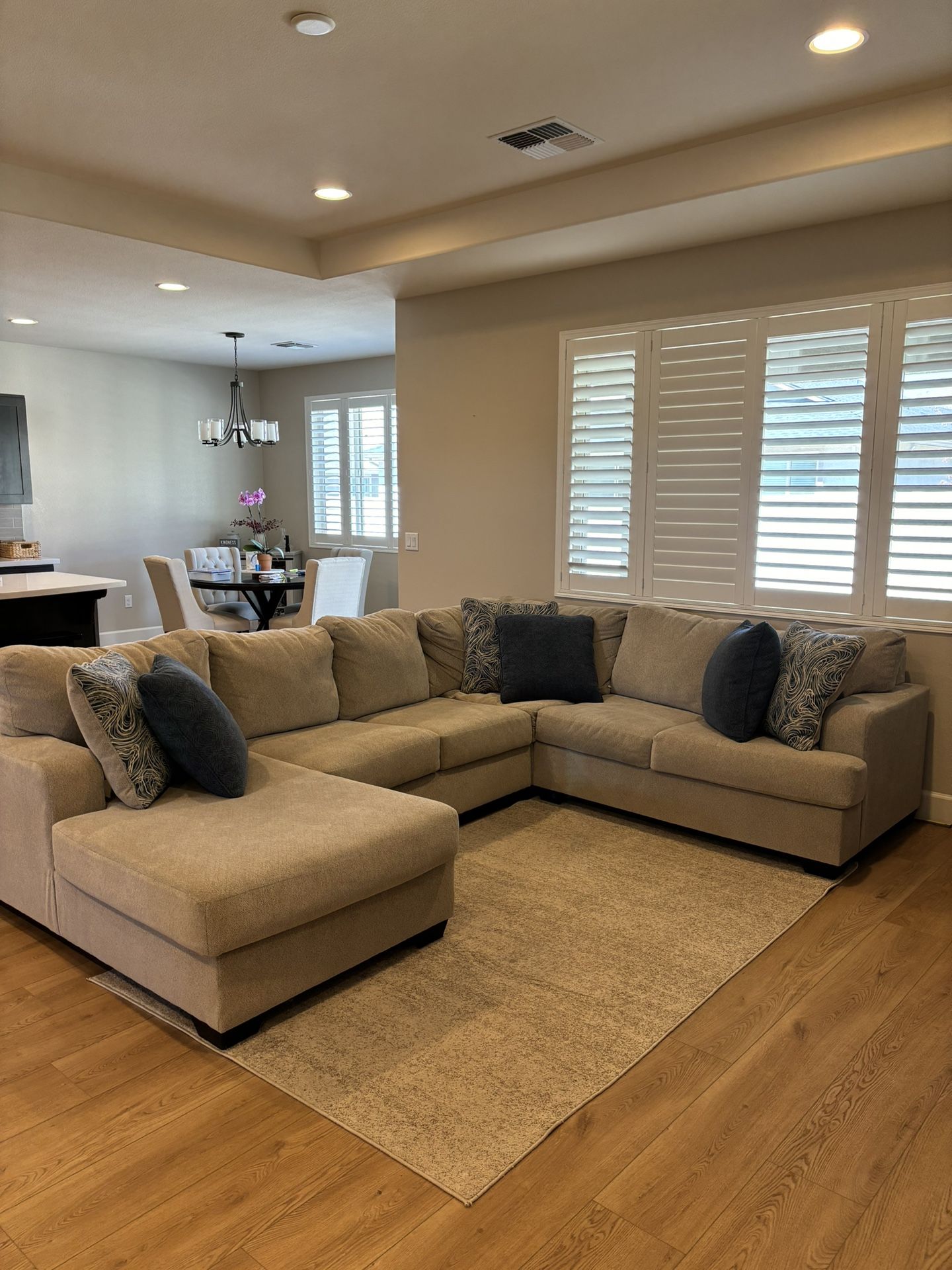 4 Pc Sectional Sofa And Rug