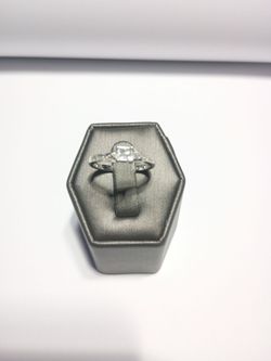 Anillo de 10k oro blanco con diamante corte princesa