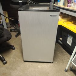 Magic chef mini fridge