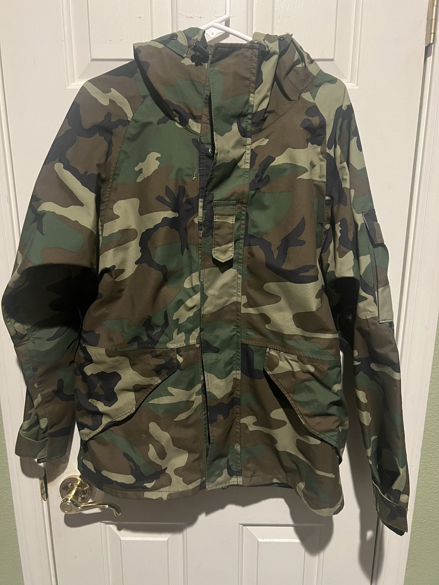 USGI Genuine ECWCS Gore Tex Woodland Cold/Wet Weather Parka  M