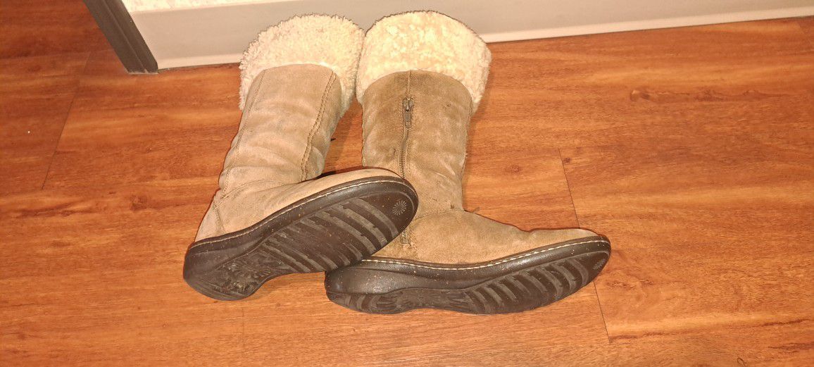 WOMAN'S UGGS SIZE 10 GOOD CONDITION SOME WEAR N TEAR $15  ORIGINAL PRICE $160 LOCAL PICK UP 