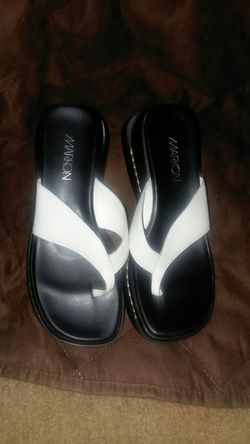 Markon cushioned, black wedge white thong sandals