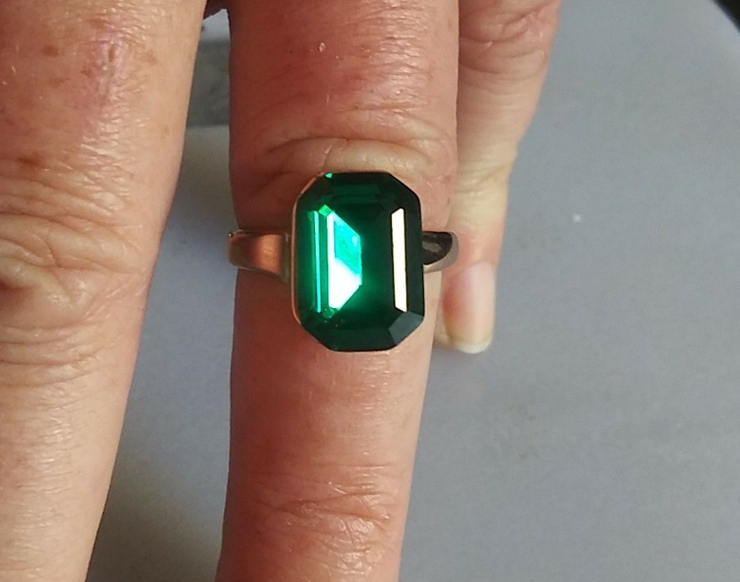 NEW Escher-Cut Emerald/R-Gold Cocktail Ring