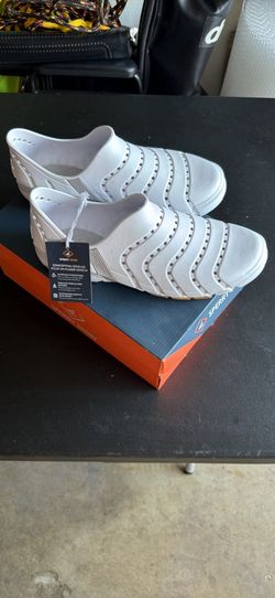 Athletic shoes / plastic shoes