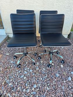 Lot of 3 swivel chairs