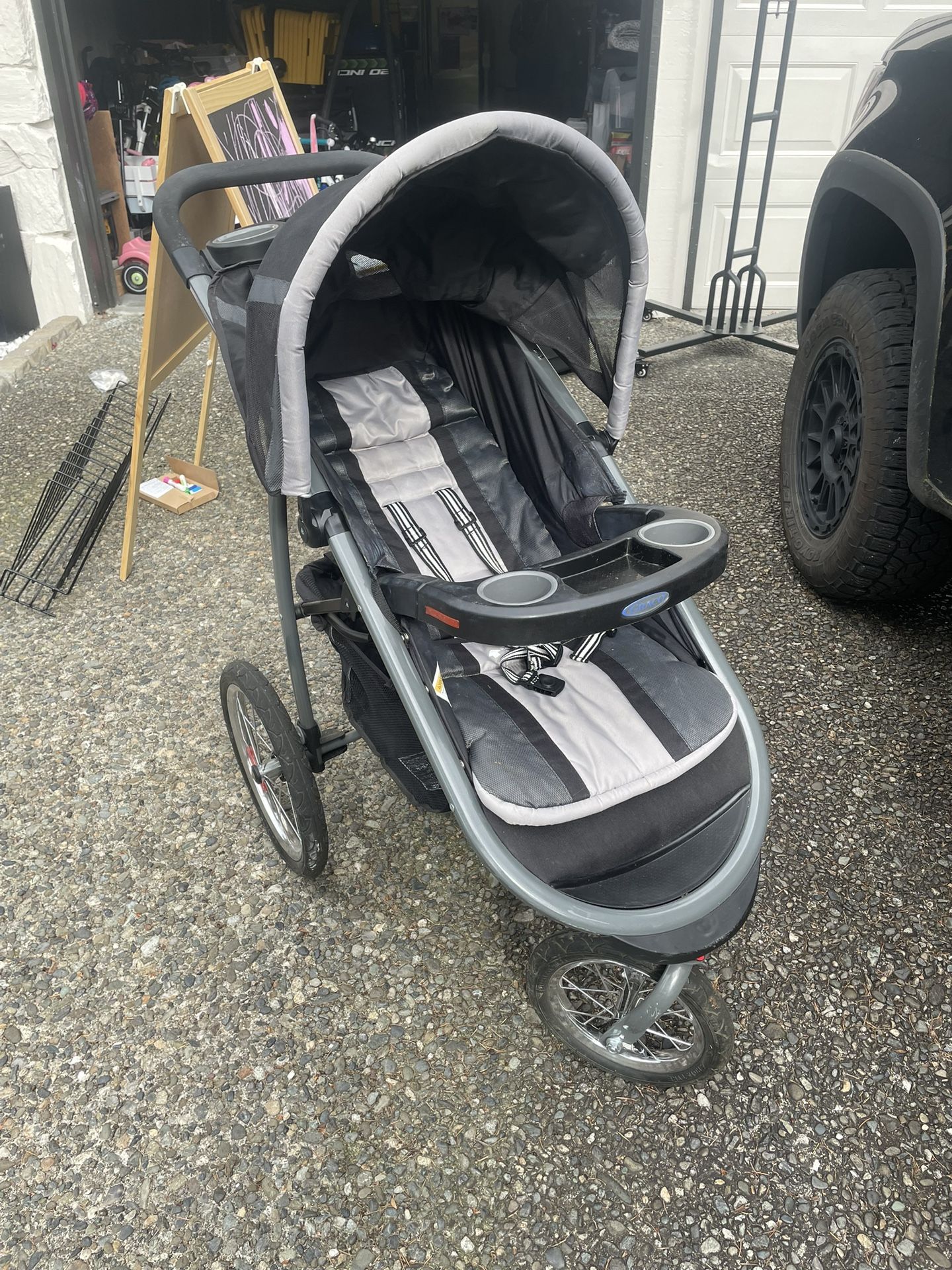 Graco Folding Jogging/Running Stroller + Rain Cover