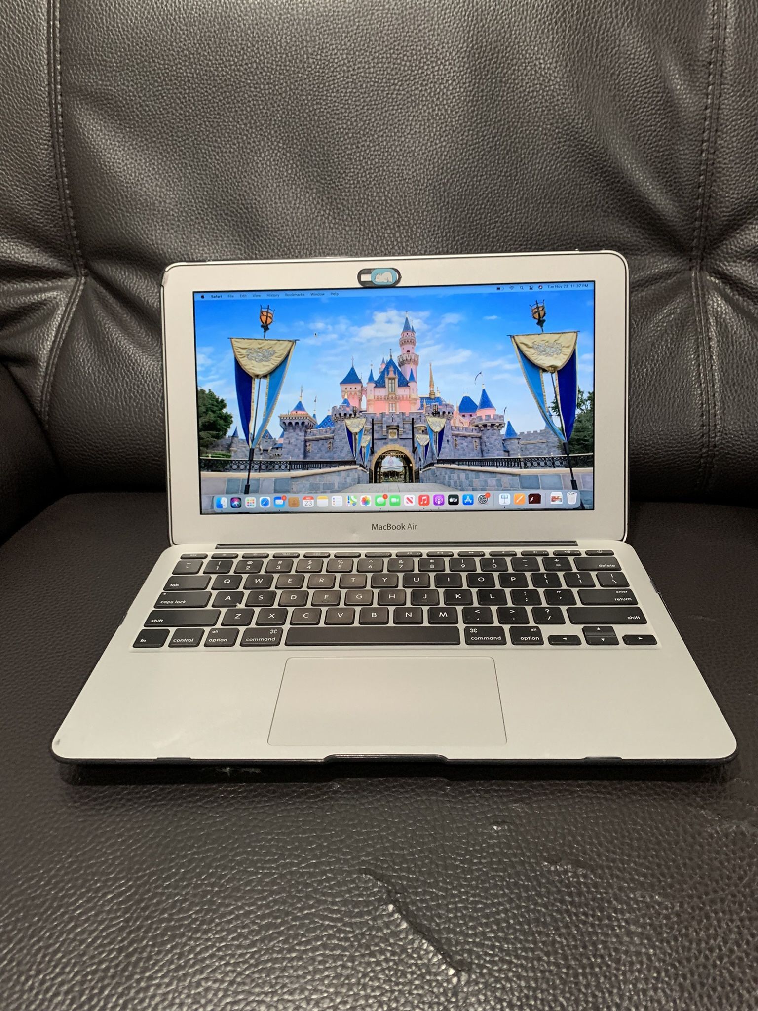 Refurbished Apple MacBook Air MD711LL/B 11.6-inch Laptop