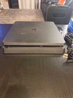PS4 slim 1 Tb Hd 4 games