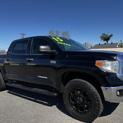 2015 Toyota Tundra Crew Max 5.7 SR5 4X4 w/ 140k miles