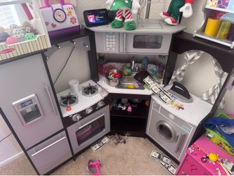 Toy kitchen set