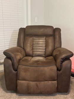 Oversized Recliner Chair – Like New, Super Comfortable