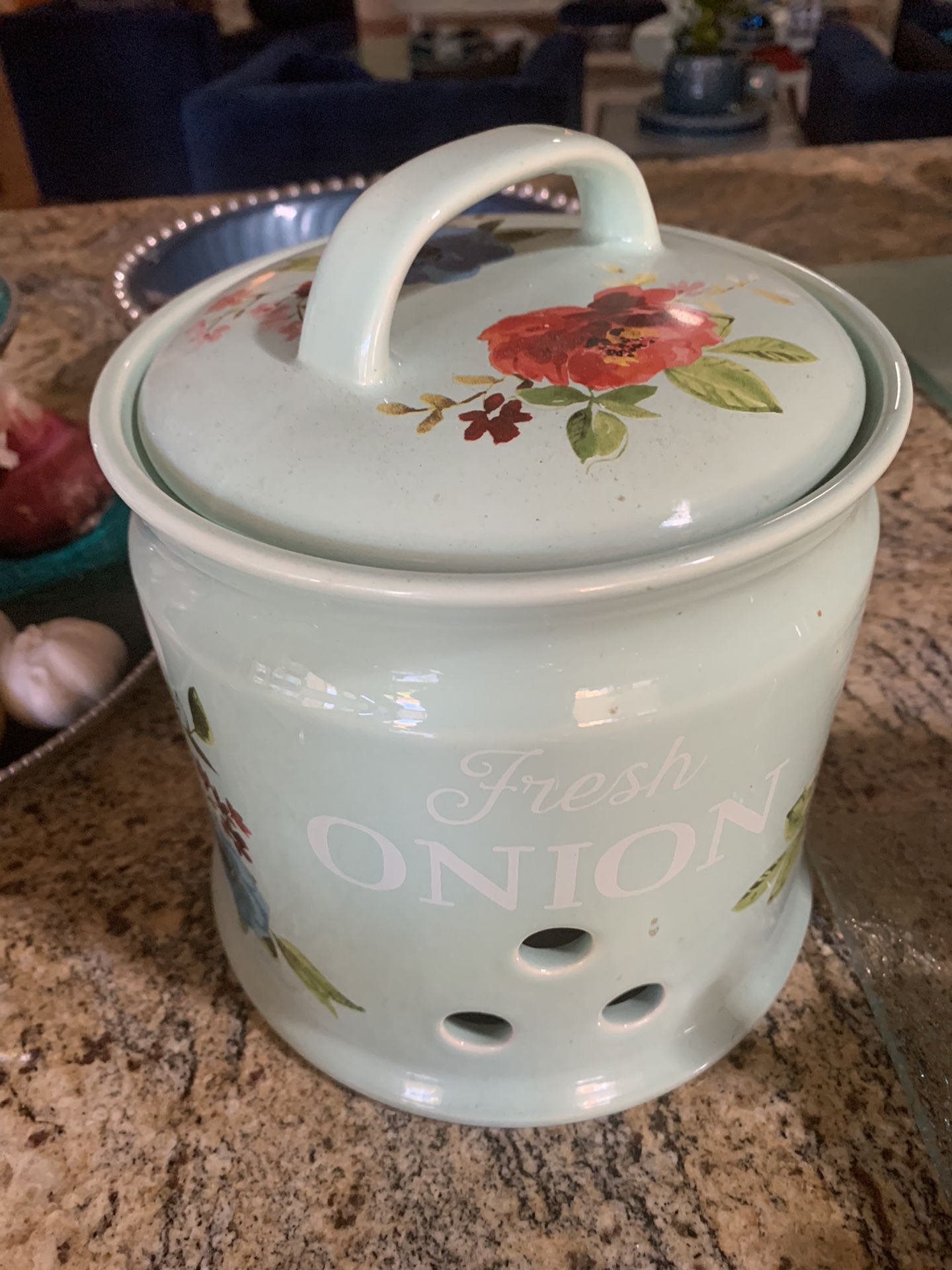 Onion Porcelain Painted Pot With Lid And Holes