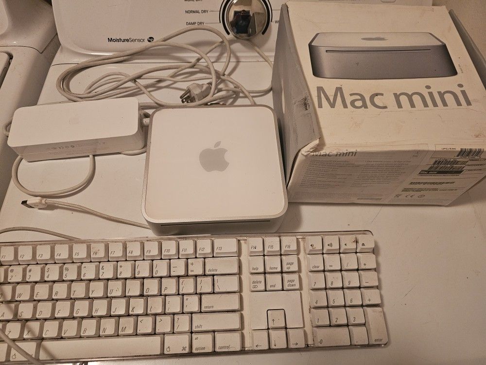 MINI MAC G4 32GB comes with Keyboard