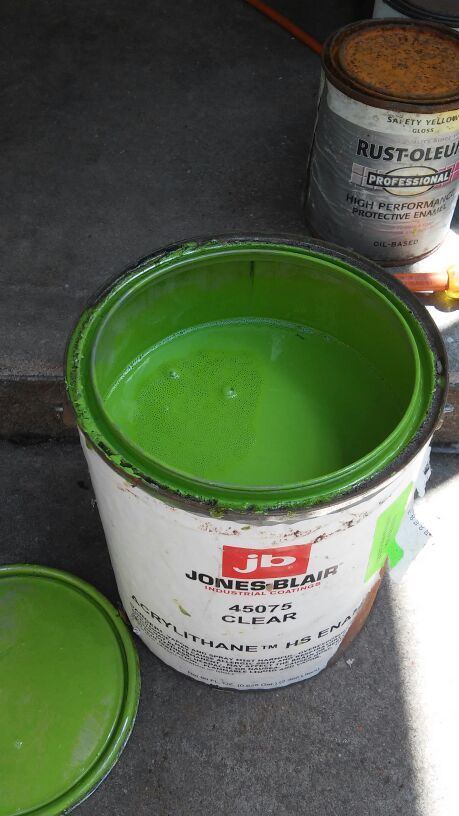 galon de pintura color aguacate de acrite , esta es para pintar carros