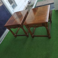 Par De Mesitas Con Un Cajón  Medidas  26× 21× 21 De Altura  $ 65 el Par