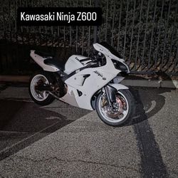 07 Kawasaki zzr600 for parts/no paper work. Runs decent.