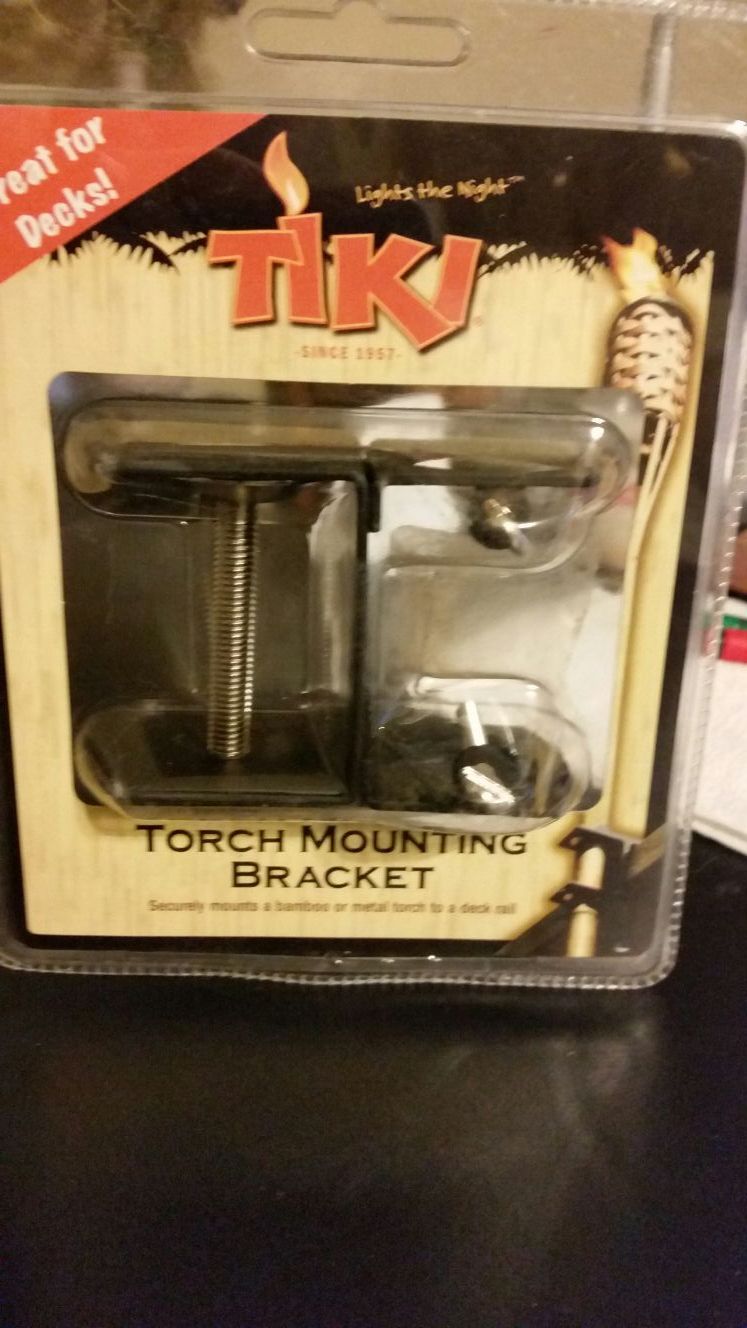 Tiki torch mounting bracket