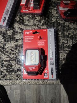 Milwaukee pivoting task light with spot mode rechargeable 600L