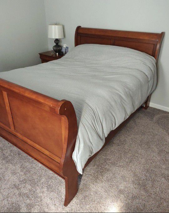 Queen Bedroom Set (Sled Bed, Nightstand And Dresser)