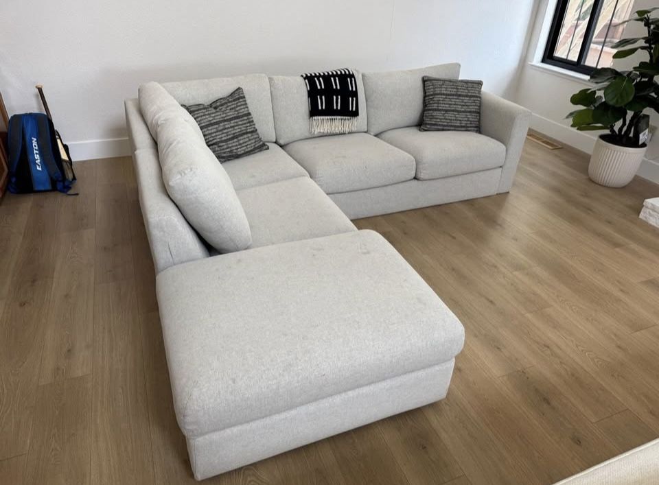 ๐๐ฆFREE DELIVERY!! Finnala corner sectional sofa w chaise (Originally Around $2,000)