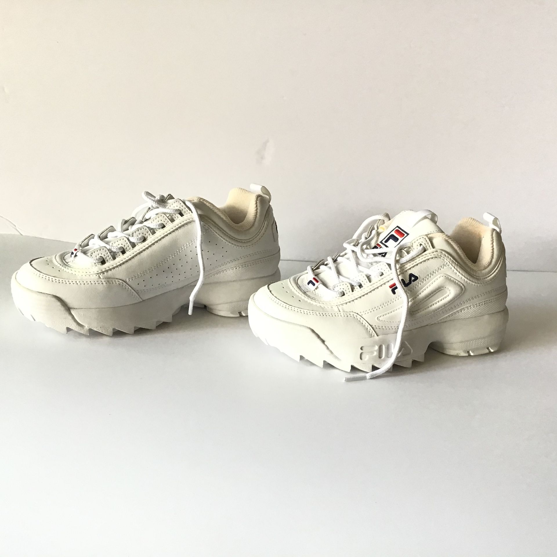 NWOB FILA DISRUPTORS ll PREMIUM CASUAL SHOES