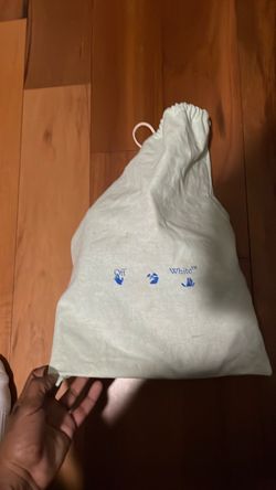 Off white sneaker