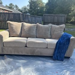 Couch🚨FREE DELIVERY🚨