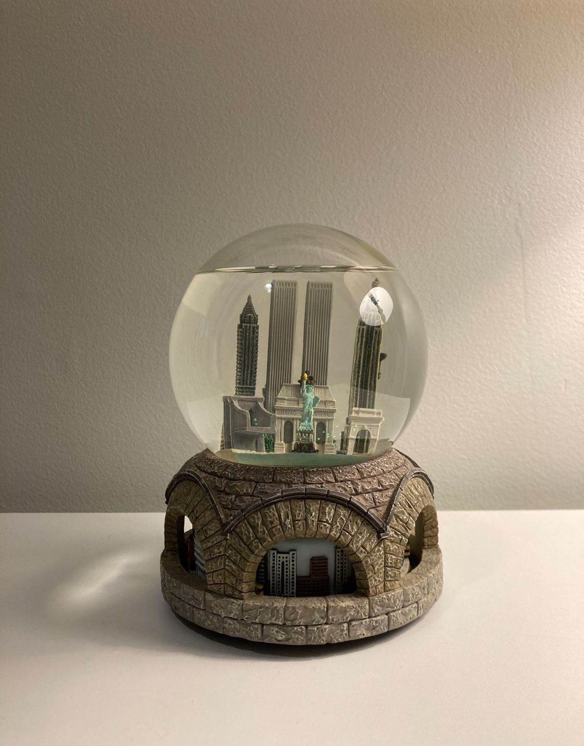 NEW YORK TWIN TOWERS VINTAGE MACYS SNOW GLOBE