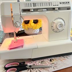 SINGER SEWING MACHINE AND HARDCASE