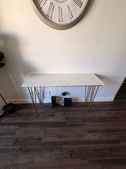 Entrance table