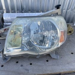 2005-2011 Toyota Tacoma Left Headlight 