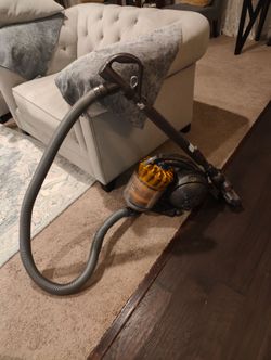 Dyson upright DC39 vacuum w/ lots of accessories in great shape