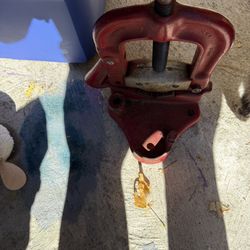 a RIDGID Model 27A Bench Yoke Vise