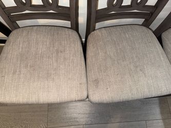 Round dining table