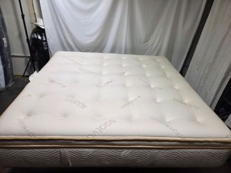 Saatva HD King, like new