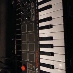 Akai Professional MPK Mini 8-Knob 25-Key USB MIDI 8 Pad Keyboard Contr8oller Red