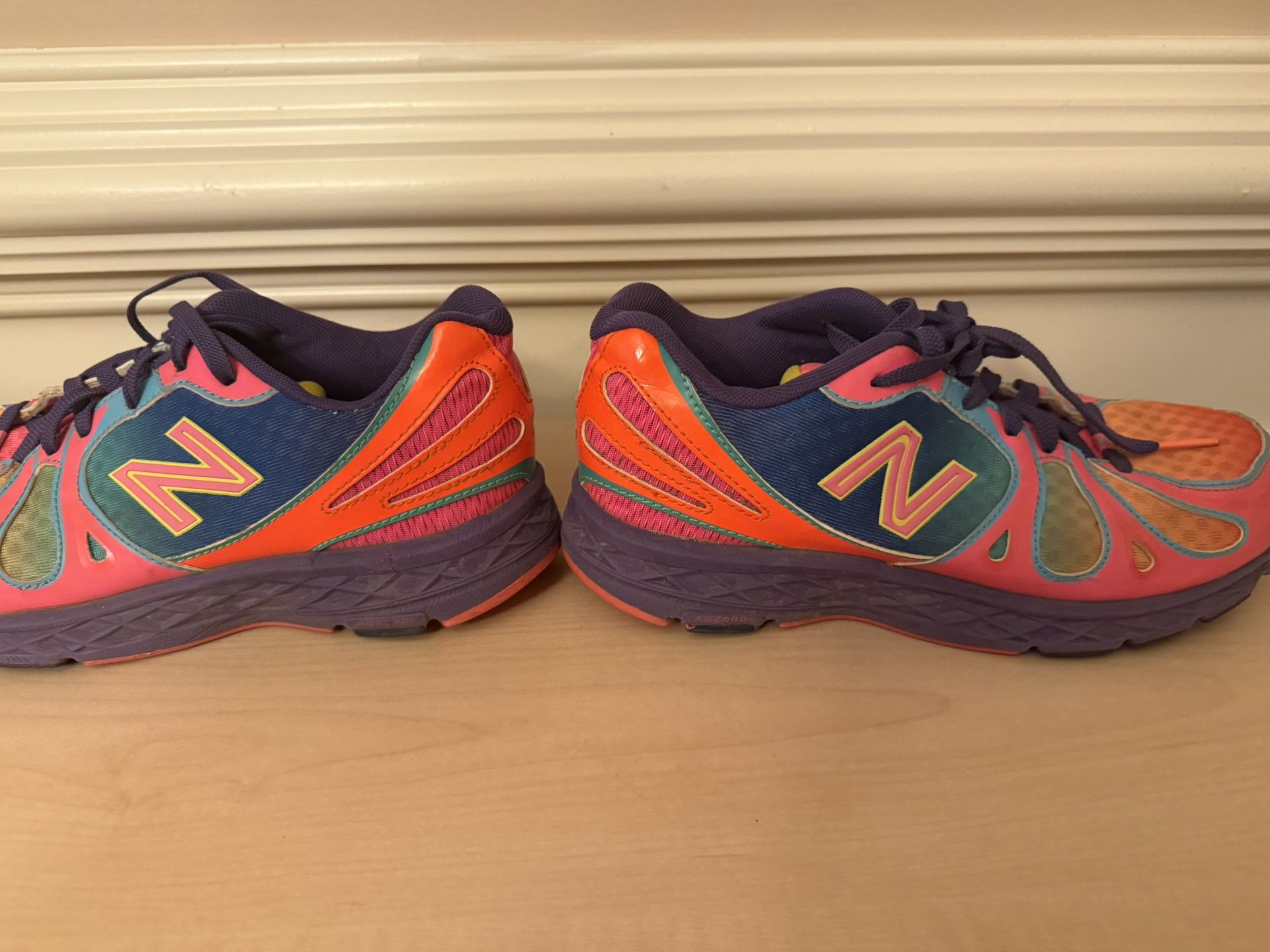 Women/girls Sneakers Size 7