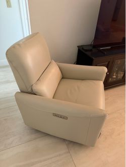 Matching  Leather Recliners - Like new 3 Mon