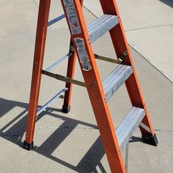 Fiberglass 4 foot single side ladder