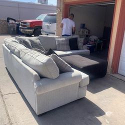 Wight Sectional,Pillows With Black Ottoman 