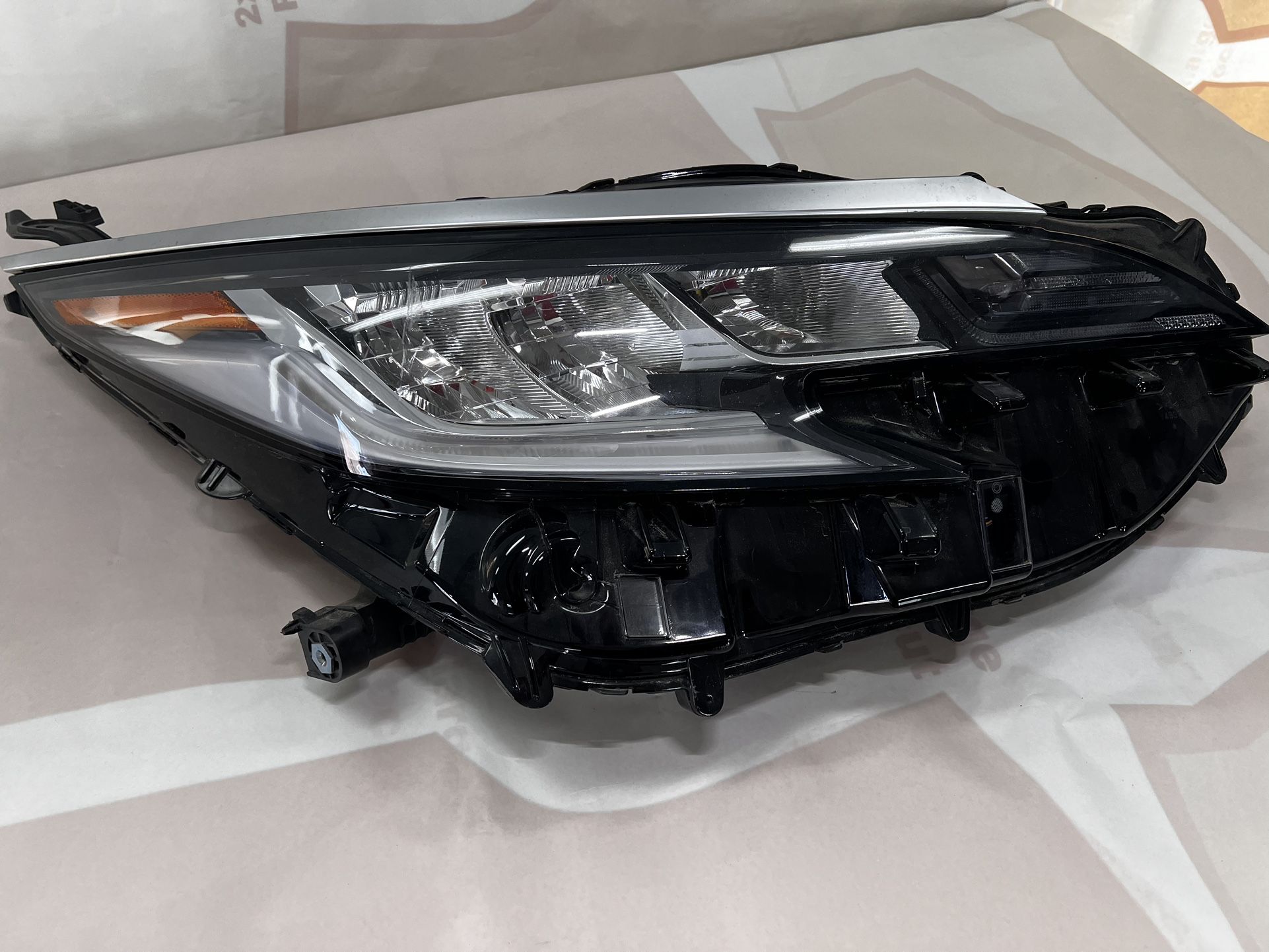 toyota sienna 2021-2024 passenger side headlight OEm $399