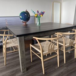 Extendable dining table 