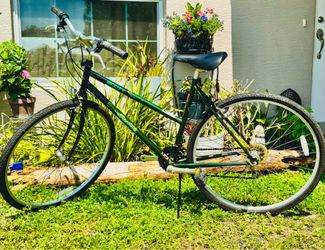 700c, 21-Speed SCOTT Bicycle in Luxurious deep-green, USA Made, found found in High End Bike Shops😊