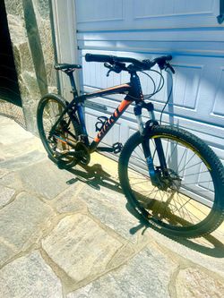 Giant Talon 3, 24Speed Mountain Bike 20” Aluminum Frame 27.5” tires