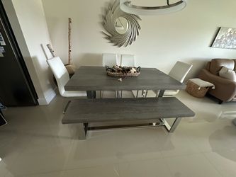 Dining Room - Seats 6