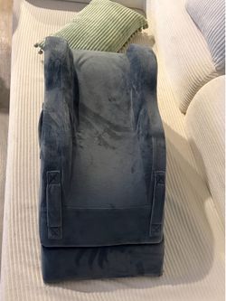 Leg elevated cushion/pillow