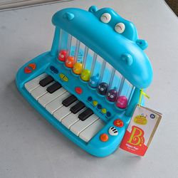 Hippo pop play piano
