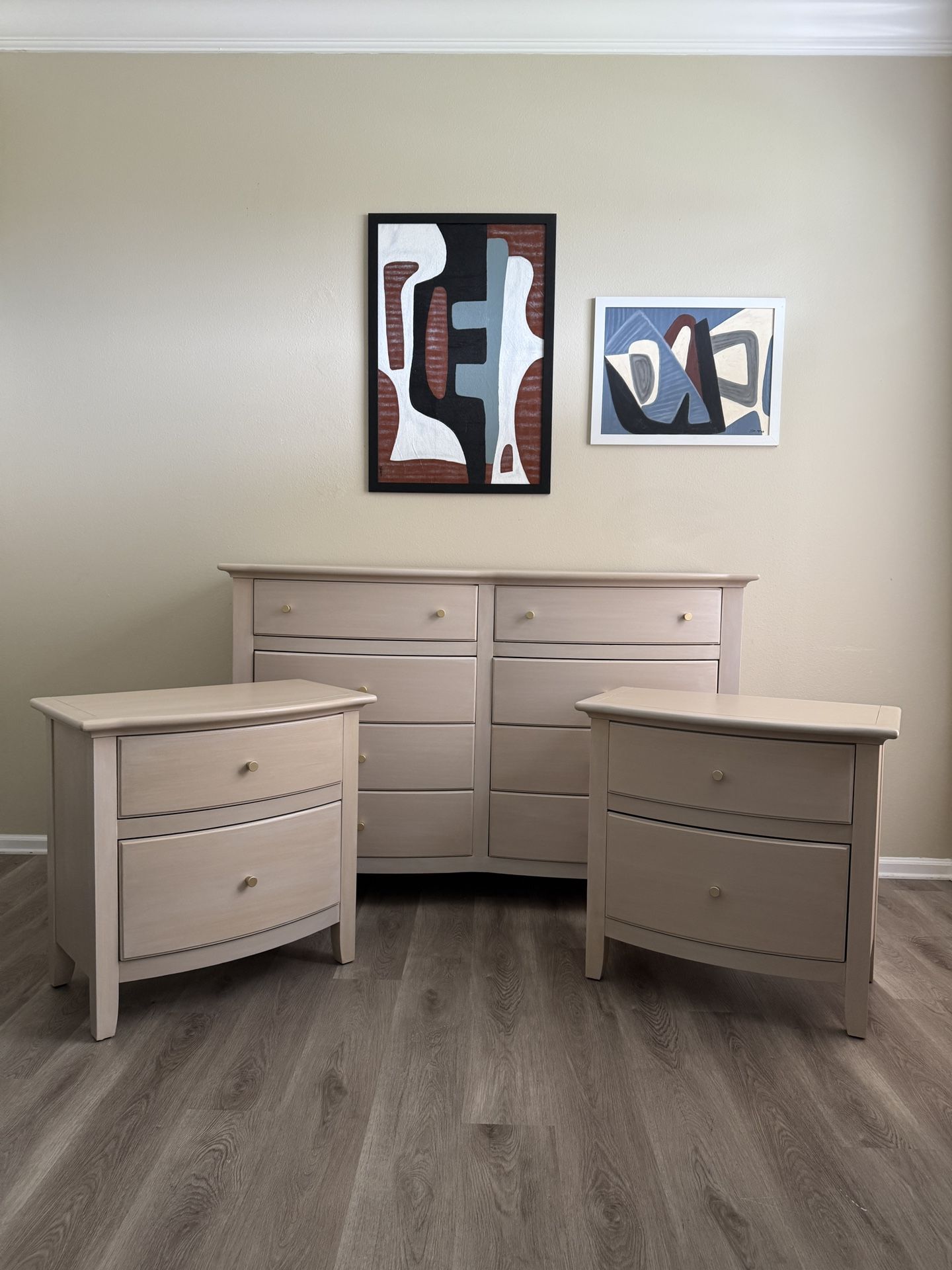 Solid Wood Bedroom Set Dresser And 2 Nightstands
