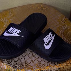 Black Nike slides Size 8